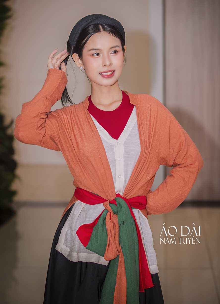 Duyên dáng với Áo Tứ Thân Năm Tuyền 