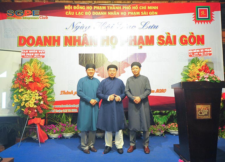 Doanh nhân họ Phạm Sài Gòn với áo dài ngũ thân truyền thống Năm Tuyền