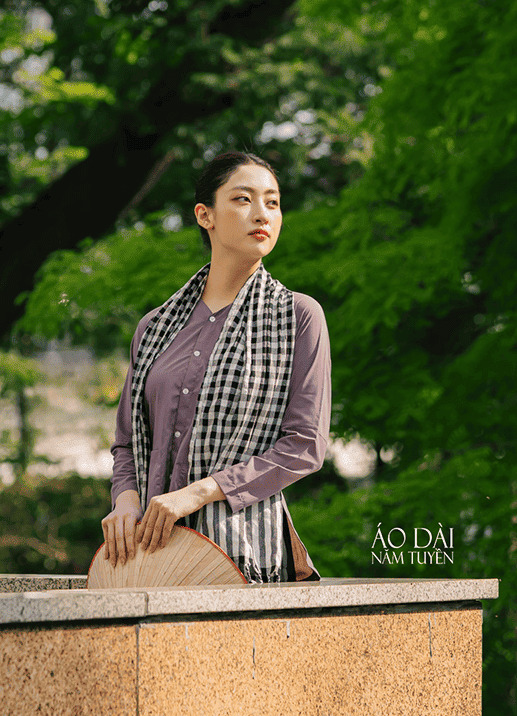 Hoa hậu Lương Thùy Linh duyên dáng trong áo bà ba Năm Tuyền