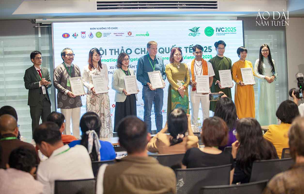 Áo Dài Năm Tuyền đồng hành quảng bá áo dài ngũ thân truyền thống tại Hội thảo Chay Quốc tế 2025 