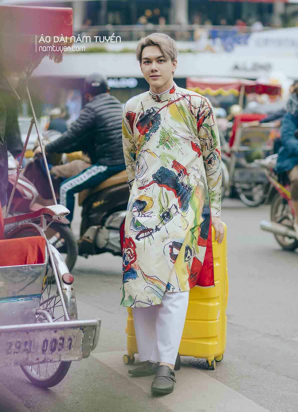 Áo dài nam in họa tiết hiện đại năng động trên phố