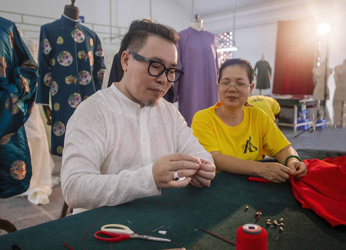 Nghệ nhân Áo dài Năm Tuyền: Người cũ nối lại nghề xưa - Bài đăng trên Nhịp cầu đầu tư