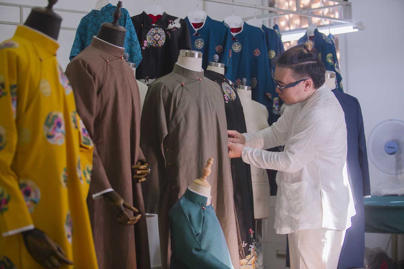 Nghệ nhân Năm Tuyền 'cơ duyên' thú vị với tà áo dài ngũ thân - Bài đăng trên Thế Thao Văn Hóa