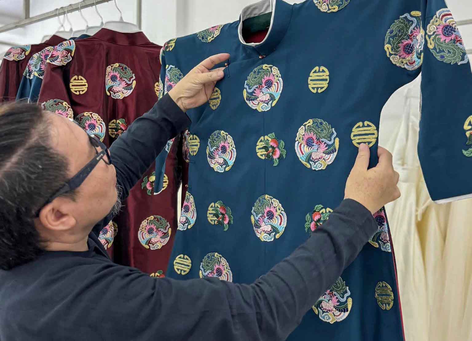 Nghệ nhân Năm Tuyền: Miệt mài với tà áo dài ngũ thân - Bài đăng trên Harper’s Bazaar Việt Nam 