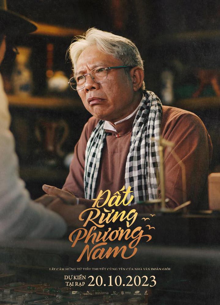 Nghệ sĩ Trung Dân diện Áo dài Năm Tuyền trong phim điện ảnh "Đất Rừng Phương Nam"