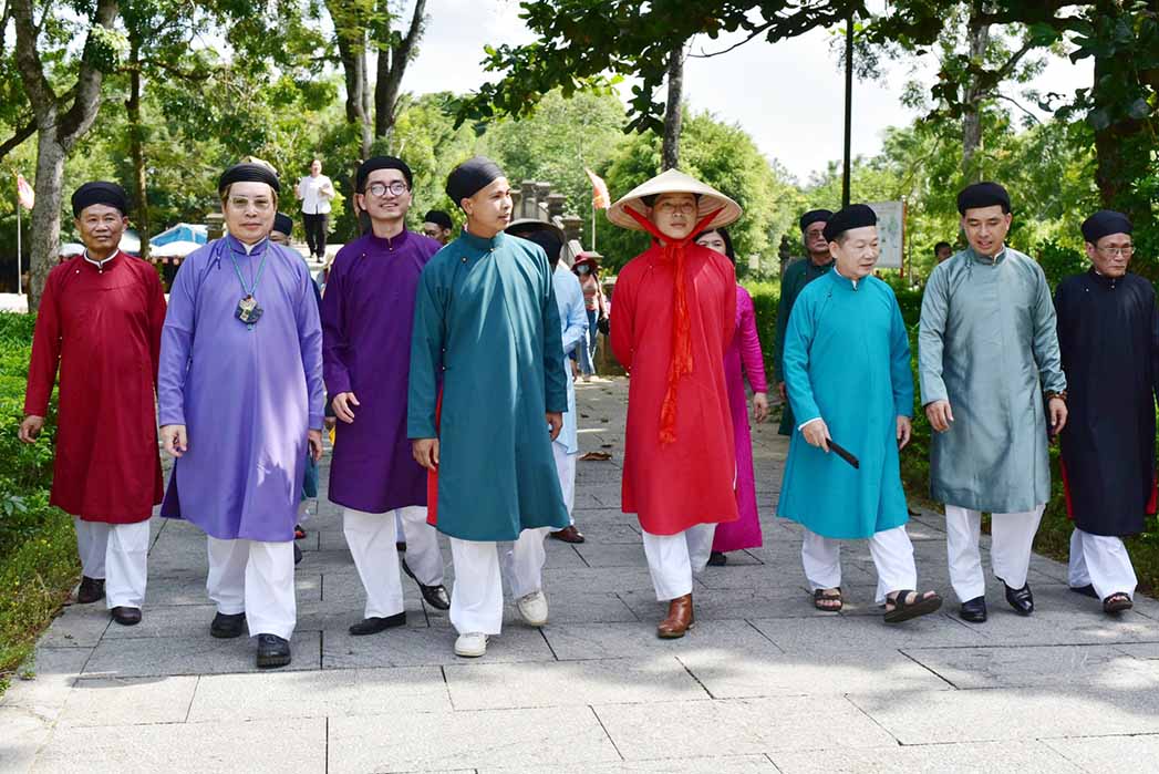 Nghệ nhân áo dài Phạm Văn Tuyền cùng CLB Đình Làng Việt trong chuyến đi điền dã tại Thanh Hóa năm 2019