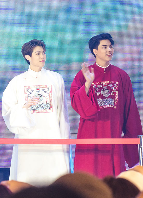 Nhóm nhạc Love In The Air với áo tấc Năm Tuyền