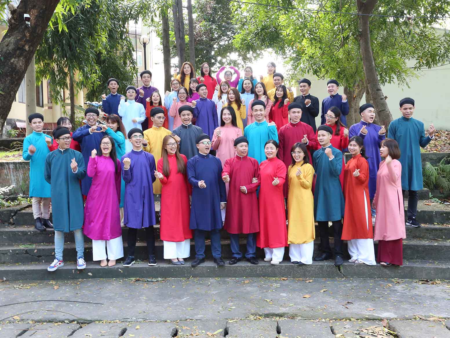 Áo dài Năm Tuyền với sinh viên trường ĐH GTVT Phân hiệu TP.HCM trong Lễ tốt nghiệp