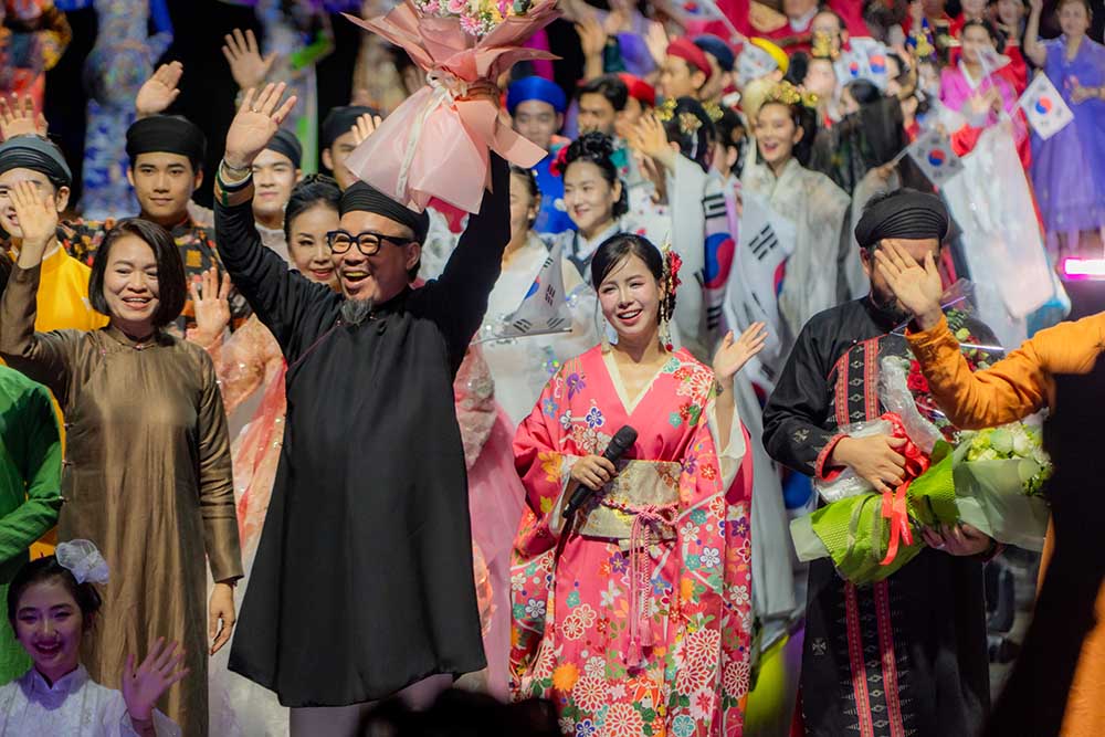 Áo Dài Năm Tuyền Tại Đêm Hội Áo Dài – Khai Mạc Festival Mùa Hạ Huế 2025 Với BST "Một Dải Hòa Ca"