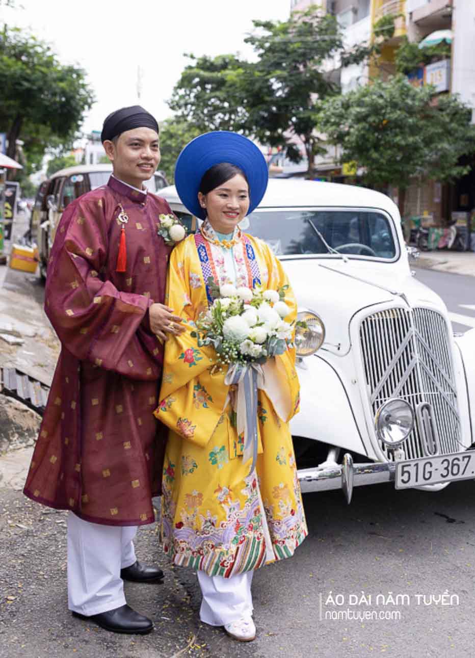 Nhật Bình vàng kết hợp Áo Tấc sự chuẩn mực và thanh lịch trong lễ cưới truyền thống.