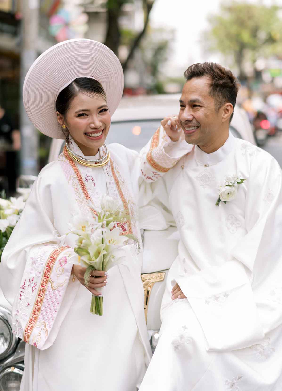 Bộ đôi Áo dài cưới trắng kem Nhật Bình và Áo Tấc trang trọng ngày hạnh phúc