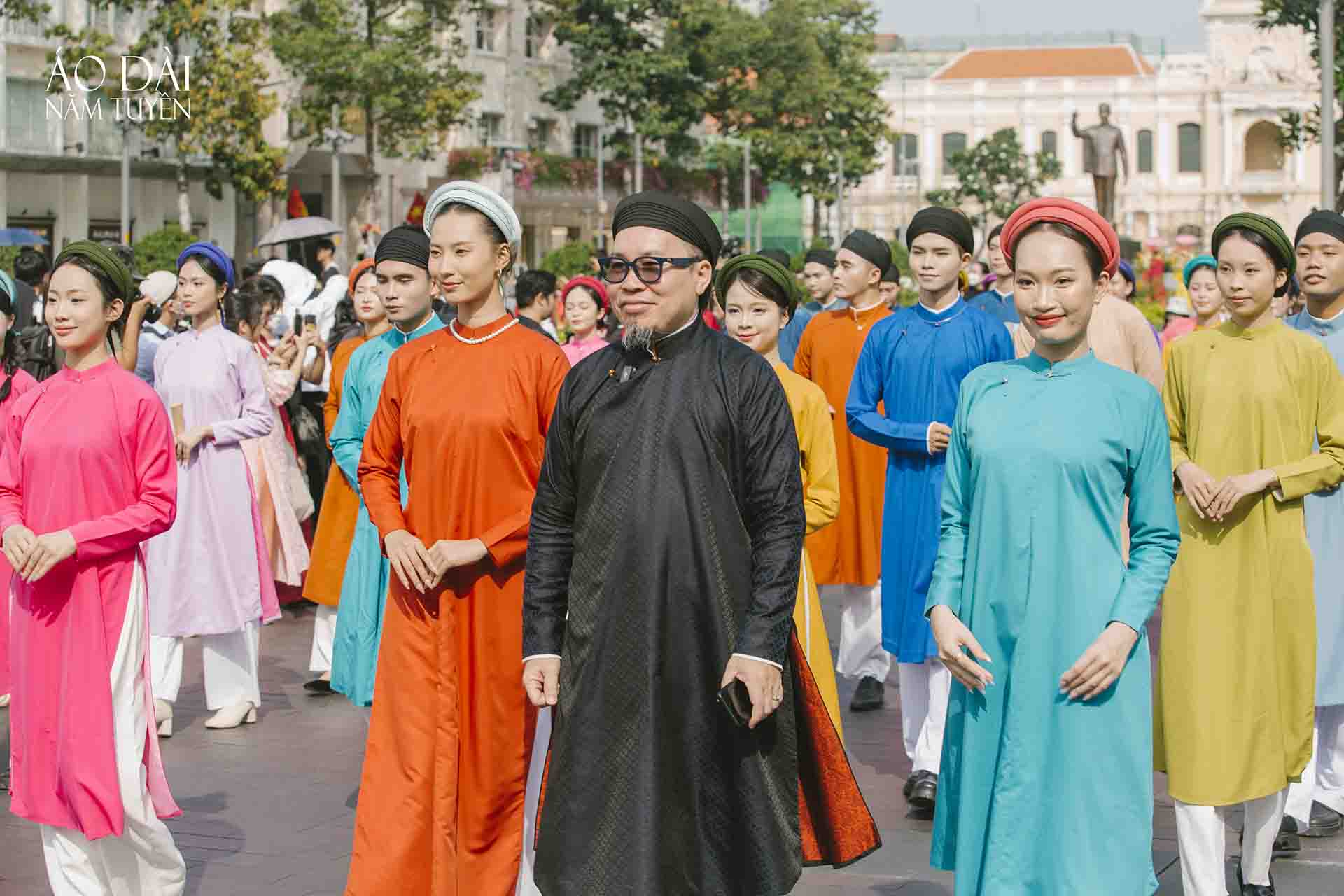 Ao-Dai-Nam-Tuyen-dong-hanh-dua-Ao-dai-ngu-than-tiem-can-nguoi-tre-tai-Bach-Hoa-Bo-Hanh-2