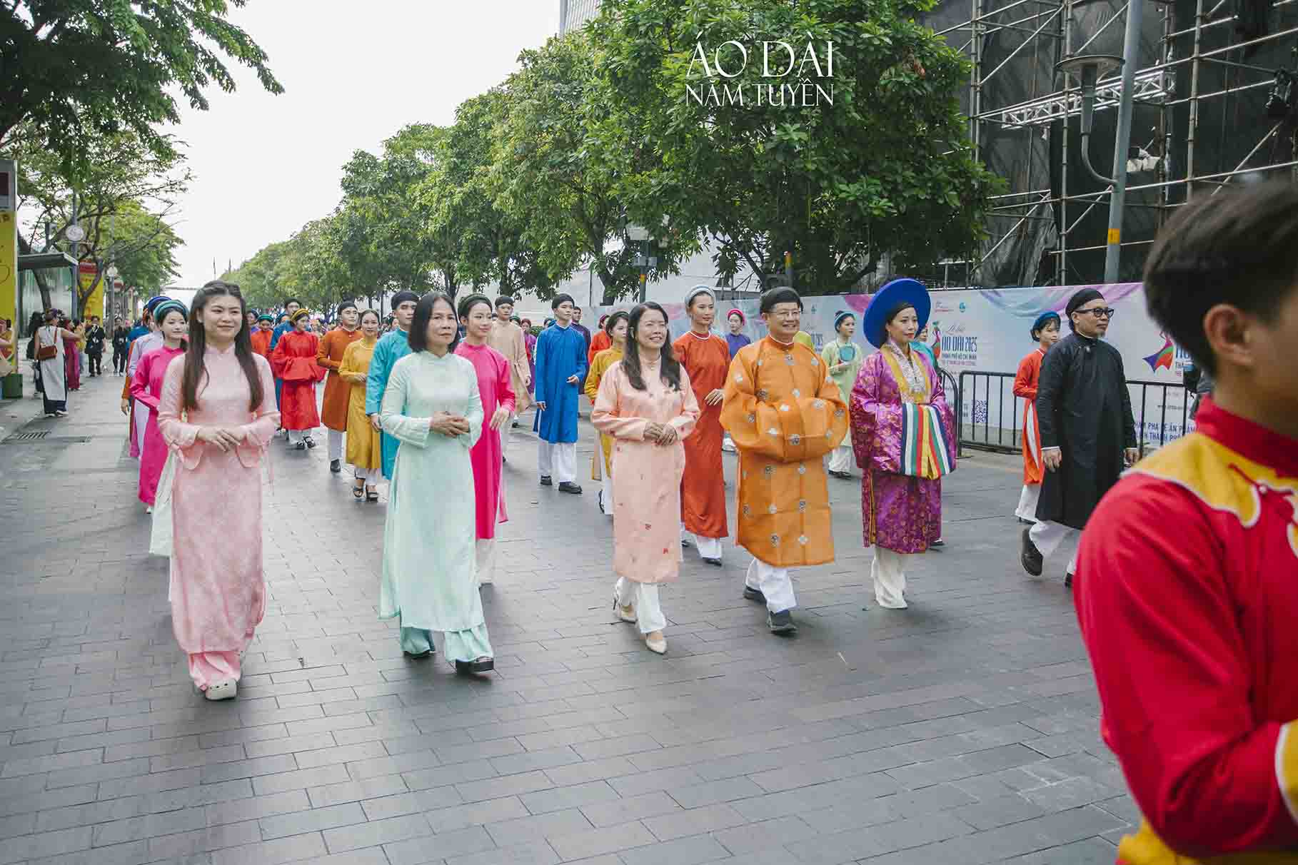 Ao-Dai-Nam-Tuyen-dong-hanh-dua-Ao-dai-ngu-than-tiem-can-nguoi-tre-tai-Bach-Hoa-Bo-Hanh-5