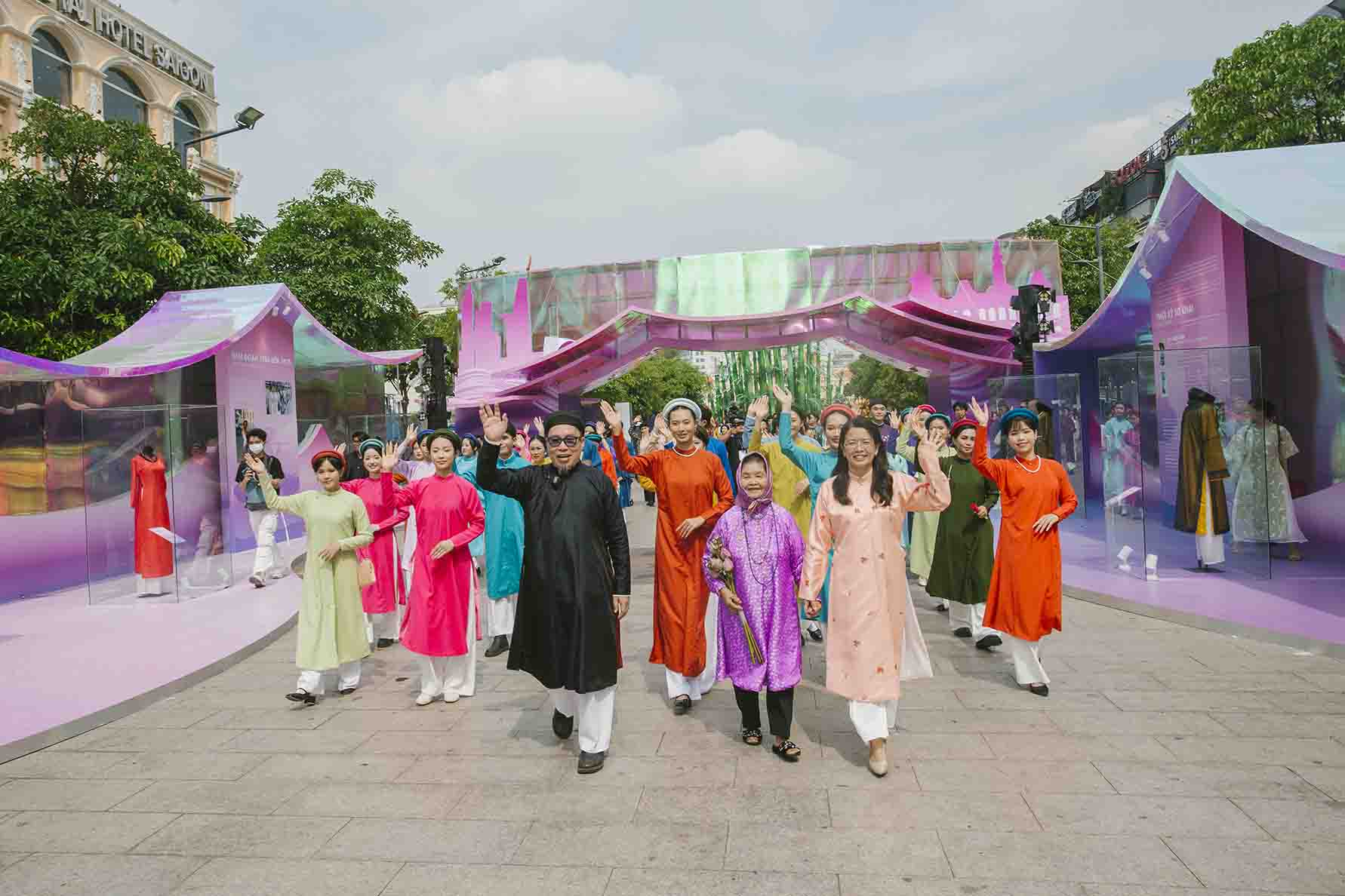 Ao-Dai-Nam-Tuyen-dong-hanh-dua-Ao-dai-ngu-than-tiem-can-nguoi-tre-tai-Bach-Hoa-Bo-Hanh-6