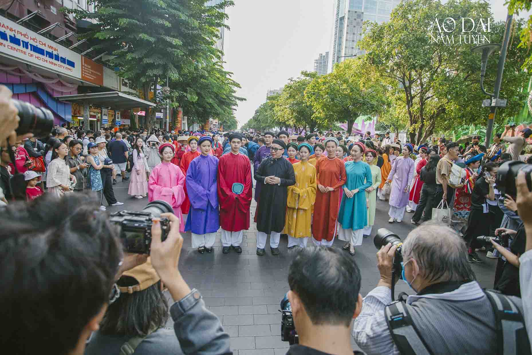 Ao-Dai-Nam-Tuyen-dong-hanh-dua-Ao-dai-ngu-than-tiem-can-nguoi-tre-tai-Bach-Hoa-Bo-Hanh-TP.HCM-1
