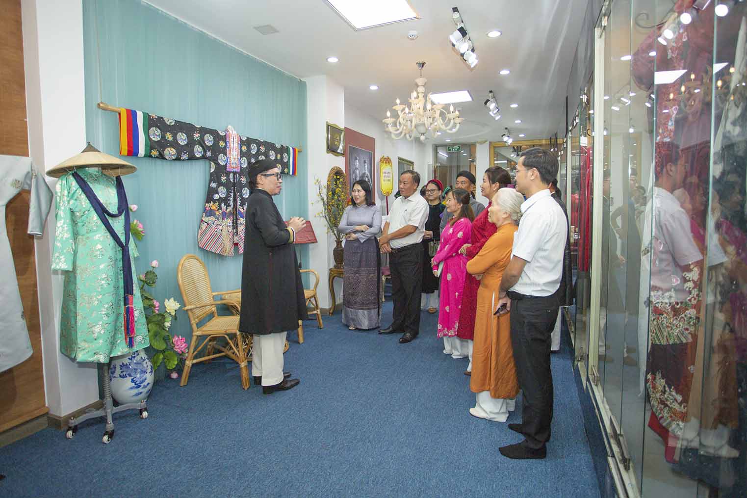 Ao-Dai-Nam-Tuyen-la-don-vi-dat-chuan-phuc-khach-du-lich-diem-den-cho-khach-du-lich-trong-va-ngoai-nuoc-3