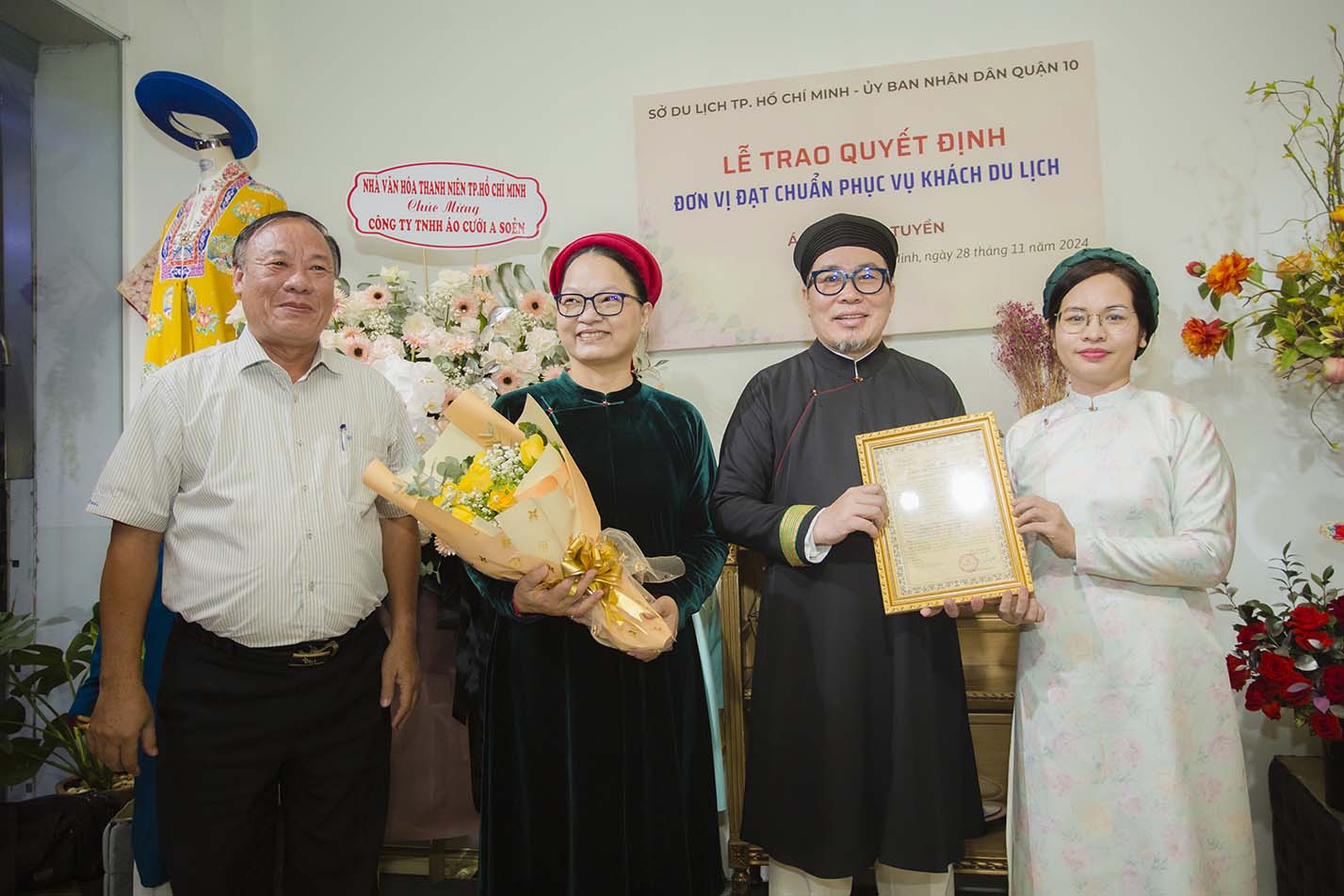 Ao-Dai-Nam-Tuyen-la-don-vi-dat-chuan-phuc-khach-du-lich-diem-den-cho-khach-du-lich-trong-va-ngoai-nuoc-6