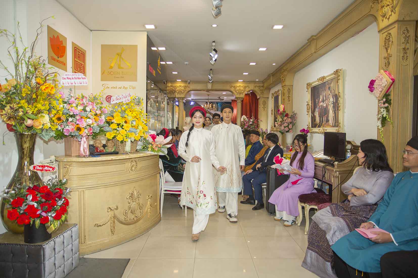 Ao-Dai-Nam-Tuyen-la-don-vi-dat-chuan-phuc-khach-du-lich-diem-den-cho-khach-du-lich-trong-va-ngoai-nuoc-7