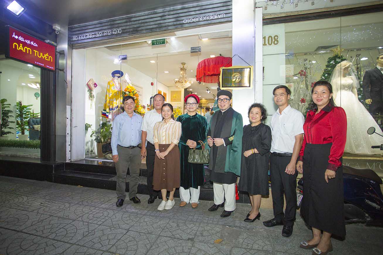 Ao-Dai-Nam-Tuyen-la-don-vi-dat-chuan-phuc-khach-du-lich-diem-den-cho-khach-du-lich-trong-va-ngoai-nuoc-8