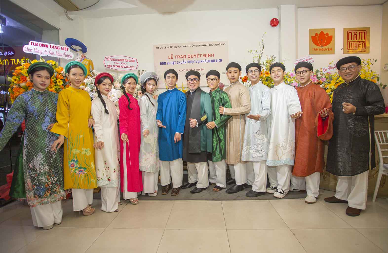 Ao-Dai-Nam-Tuyen-la-don-vi-dat-chuan-phuc-khach-du-lich-diem-den-cho-khach-du-lich-trong-va-ngoai-nuoc-9