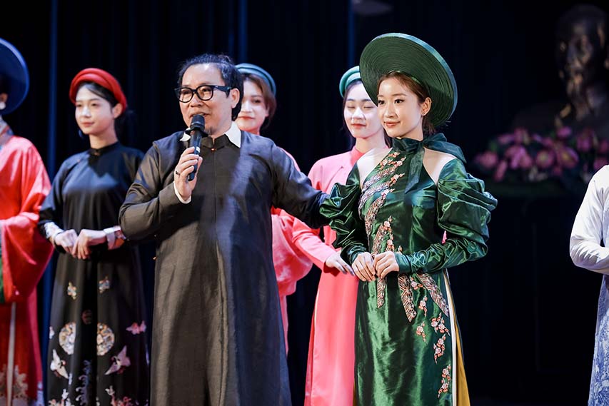 Ao-dai-Nam-Tuyen-han-hanh-dong-hanh-quang-ba-ao-dai-ngu-than-truyen-thong-tai-buoi-phat-dong-cuoc-thi-Ket-Noi-Di-San-Sang-Tao-Tuong-Lai-3