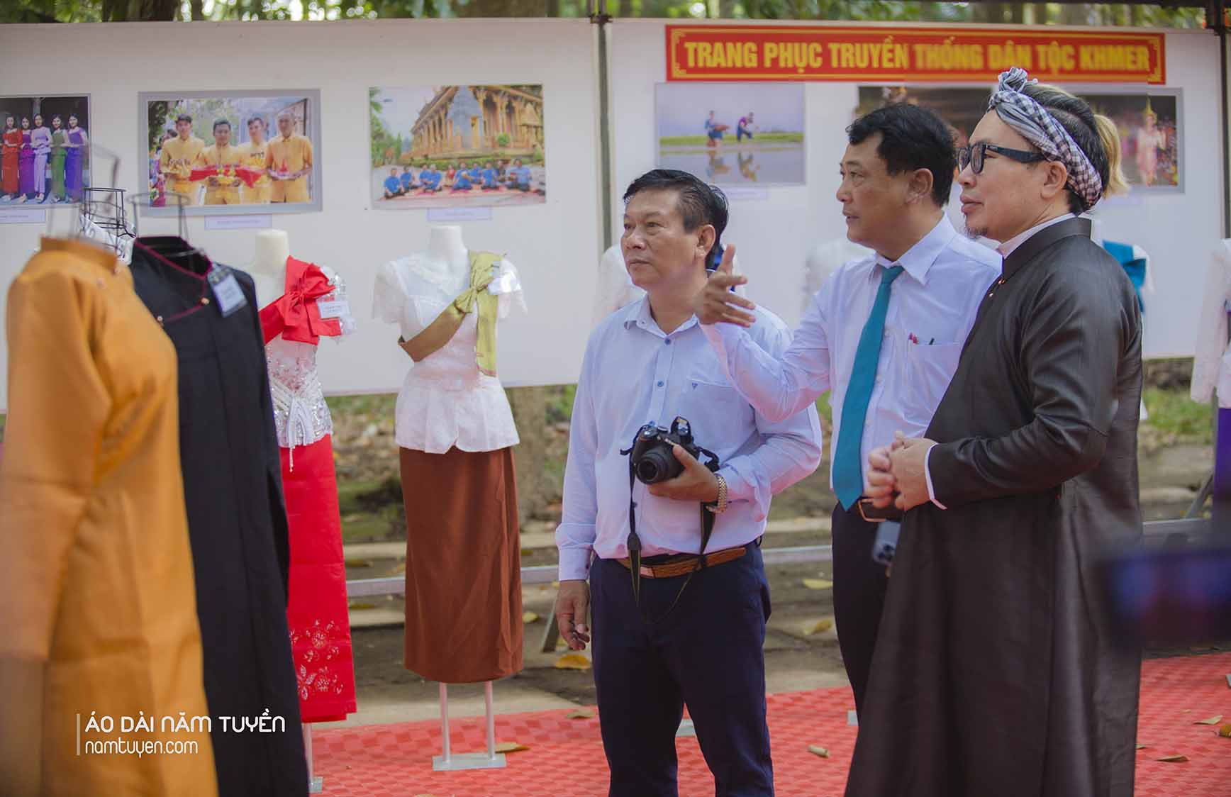 Ao-dai-Nam-Tuyen-hien-tang-hien-vat-2-bo-ao-dai-ngu-than-cho-nganh-Van-hoa-The-thao-va-Du-lich-tinh-Tra-Vinh-b