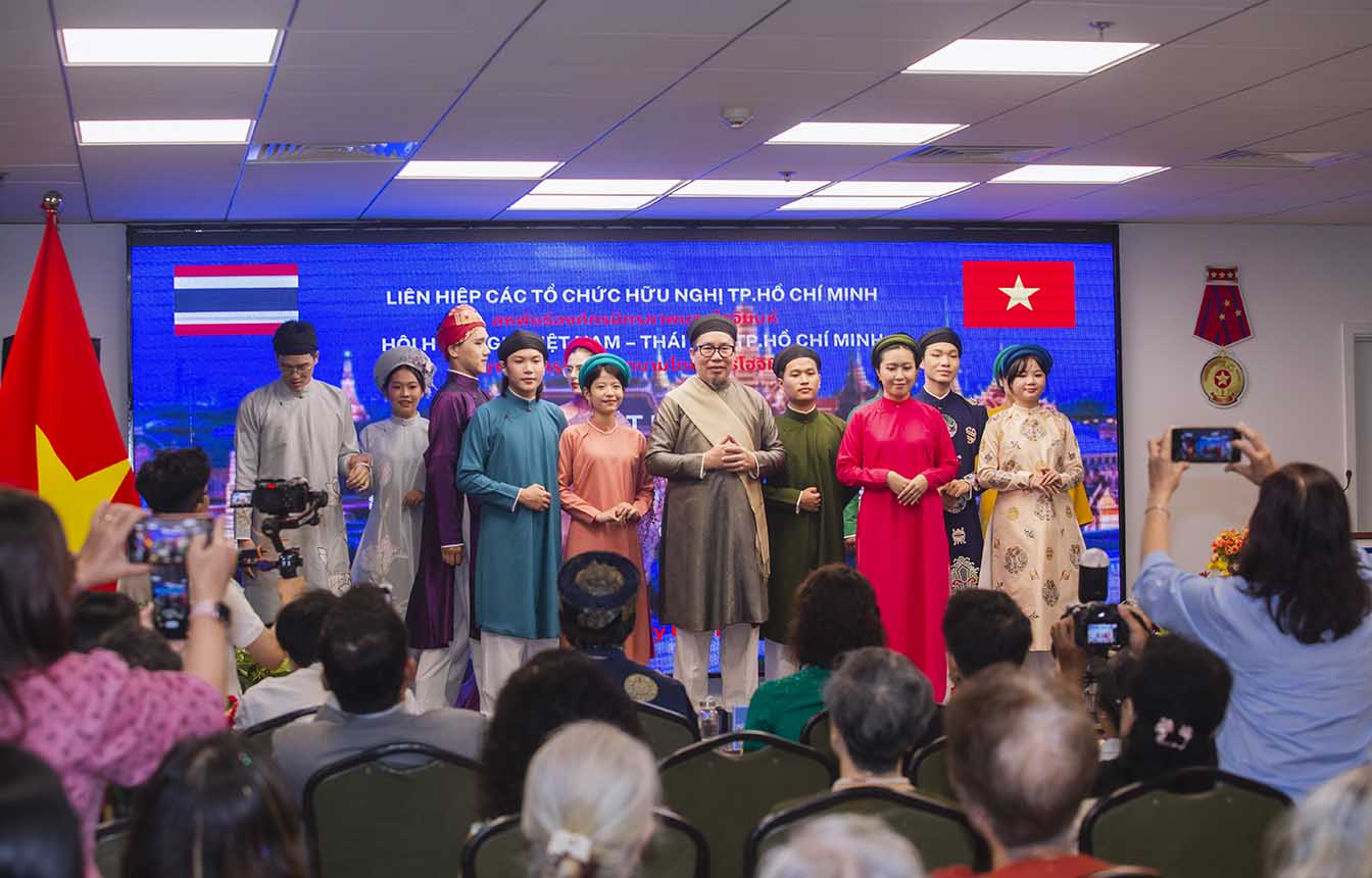 Ao-dai-Nam-Tuyen-quang-ba-ao-dai-tai-chuong-trinh-Hop-mat-ky-niem-Ngay-Quoc-khanh-Vuong-quoc-Thai-Lan-1