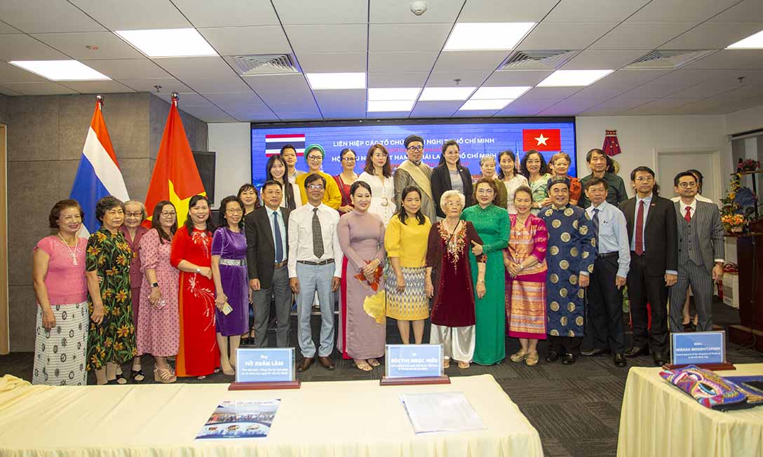 Ao-dai-Nam-Tuyen-quang-ba-ao-dai-tai-chuong-trinh-Hop-mat-ky-niem-Ngay-Quoc-khanh-Vuong-quoc-Thai-Lan-3