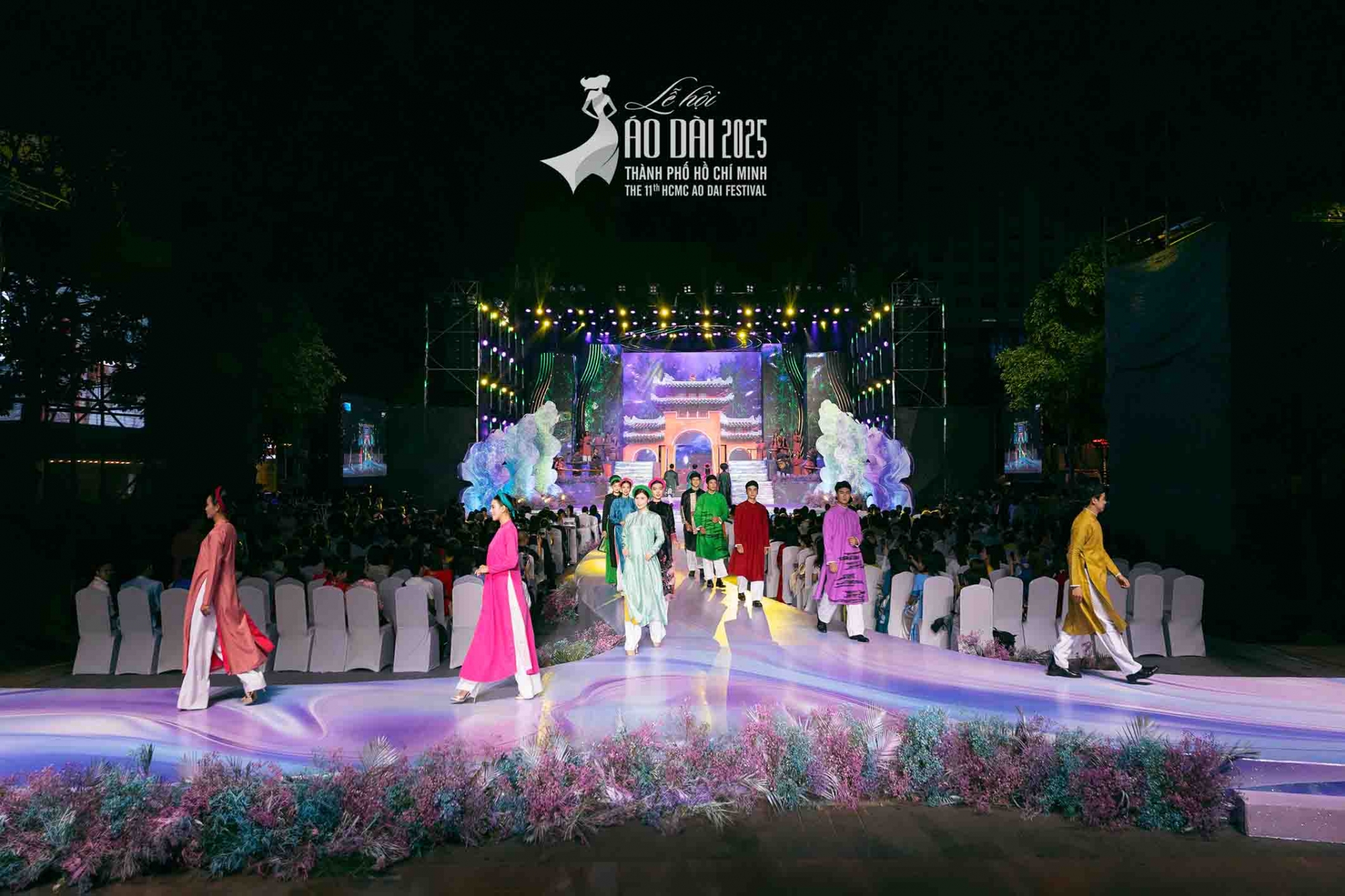 Ao-dai-Nam-Tuyen-trong-dem-khai-mac-Le-hoi-Ao-dai-TP.HCM-2025-voi-BST-Thanh-pho-Mau-Di-san-1 (1)