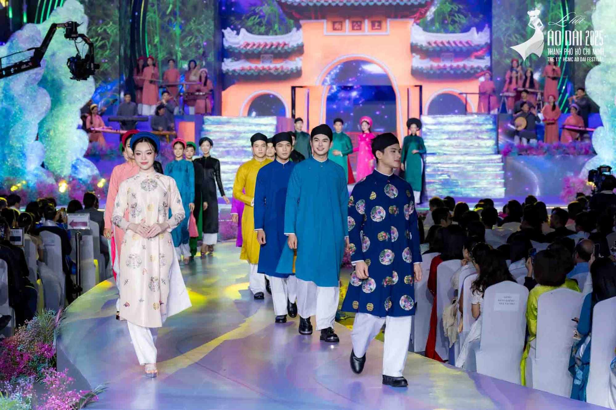 Ao-dai-Nam-Tuyen-trong-dem-khai-mac-Le-hoi-Ao-dai-TP.HCM-2025-voi-BST-Thanh-pho-Mau-Di-san-3