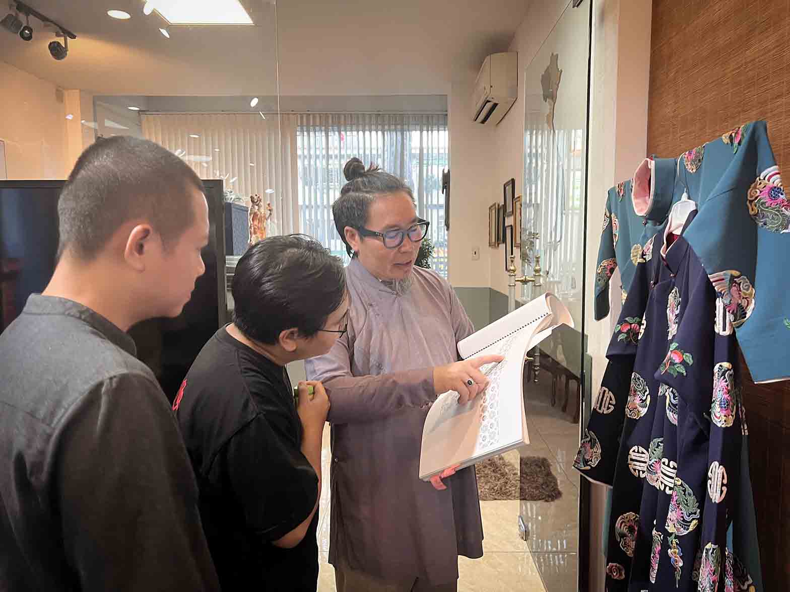 Ao-dai-Nam-Tuyen-vinh-du-hien-dien-trong-Le-ruoc-Xa-loi-Duc-Phat-tu-An-Do-ve-Viet-Nam-nhan-dip-Dai-le-Phat-dan-Vesak-2025-2