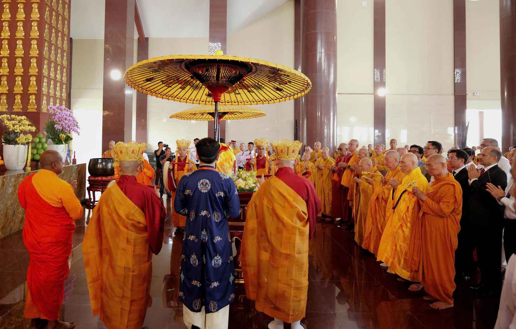 Ao-dai-Nam-Tuyen-vinh-du-hien-dien-trong-Le-ruoc-Xa-loi-Duc-Phat-tu-An-Do-ve-Viet-Nam-nhan-dip-Dai-le-Phat-dan-Vesak-2025