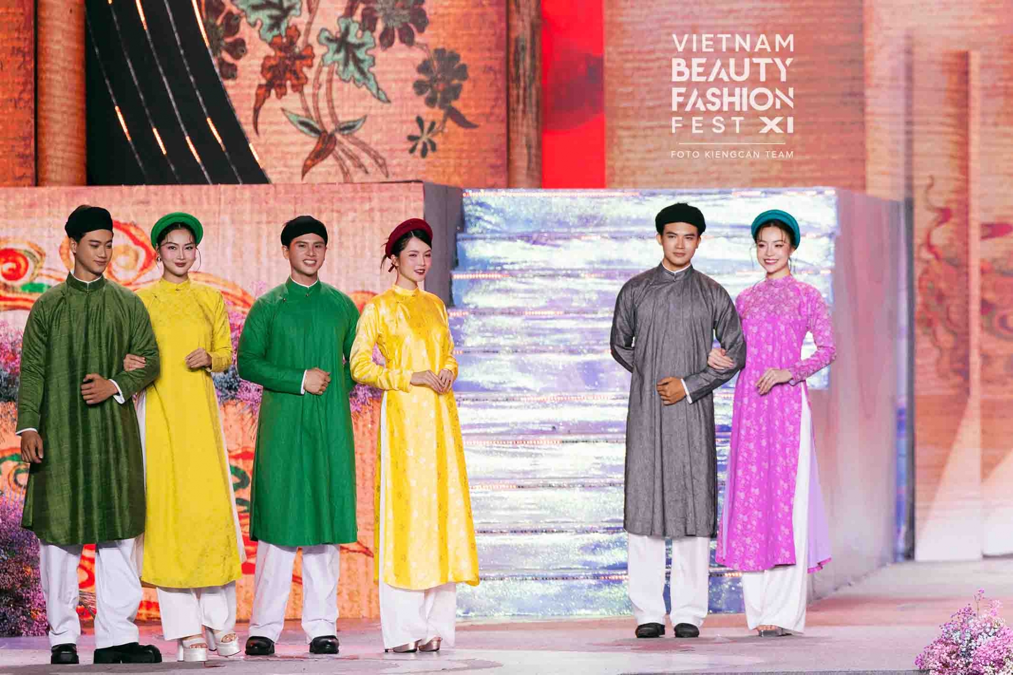 BST-Ao-dai-Nam-Tuyen-Ton-Vinh-Ao-Dai-Ngu-Than-Trong-Hon-Le-Truyen-Thong-tai-Vietnam-Beauty-Fashion-Fest-11-2