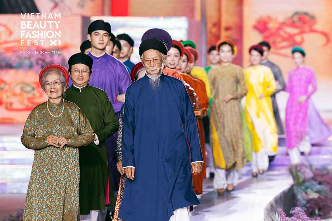 BST-Ao-dai-Nam-Tuyen-Ton-Vinh-Ao-Dai-Ngu-Than-Trong-Hon-Le-Truyen-Thong-tai-Vietnam-Beauty-Fashion-Fest-11-4