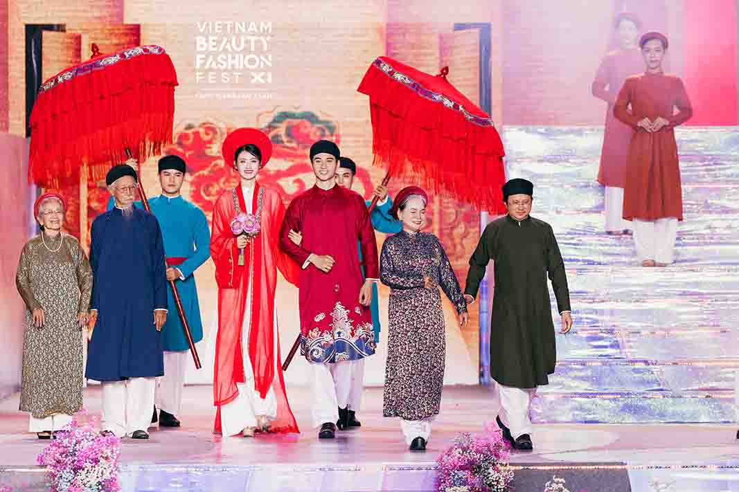 BST-Ao-dai-Nam-Tuyen-Ton-Vinh-Ao-Dai-Ngu-Than-Trong-Hon-Le-Truyen-Thong-tai-Vietnam-Beauty-Fashion-Fest-11-5