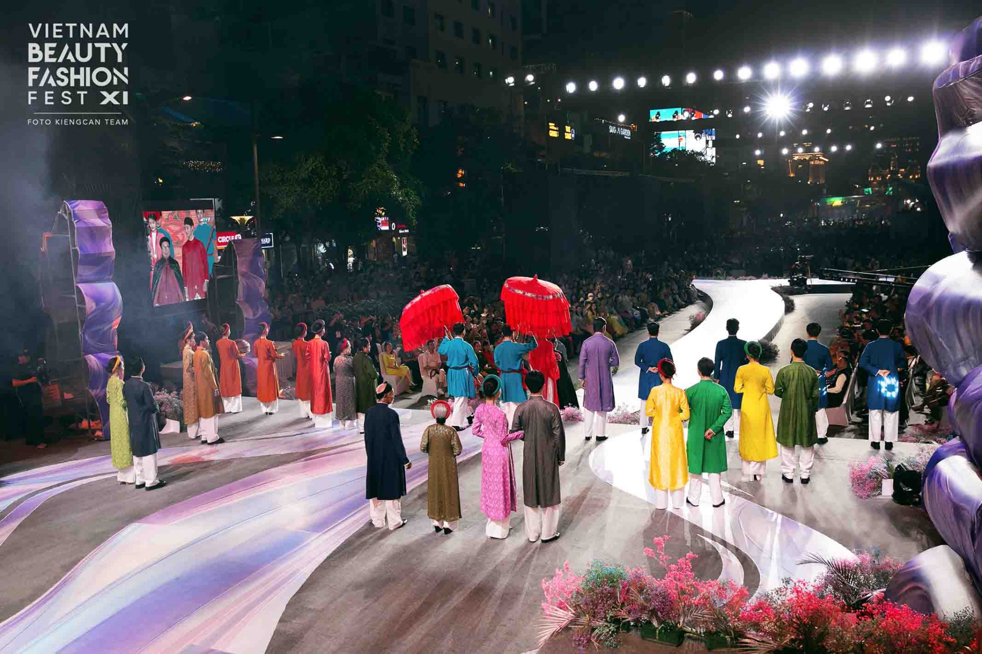 BST-Ao-dai-Nam-Tuyen-Ton-Vinh-Ao-Dai-Ngu-Than-Trong-Hon-Le-Truyen-Thong-tai-Vietnam-Beauty-Fashion-Fest-11-7