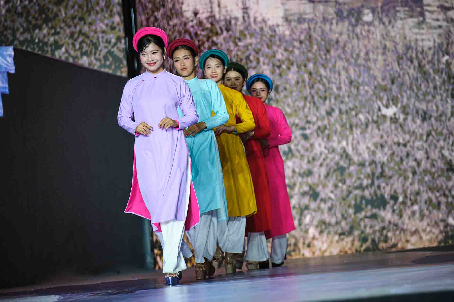Chi-hoi-Di-san-Van-hoa-Ao-dai-TP.HCM-voi-phan-trinh-dien-gay-an-tuong-tai-Cuoc-thi-Duyen-dang-Ao-dai-TP.HCM-2025-9