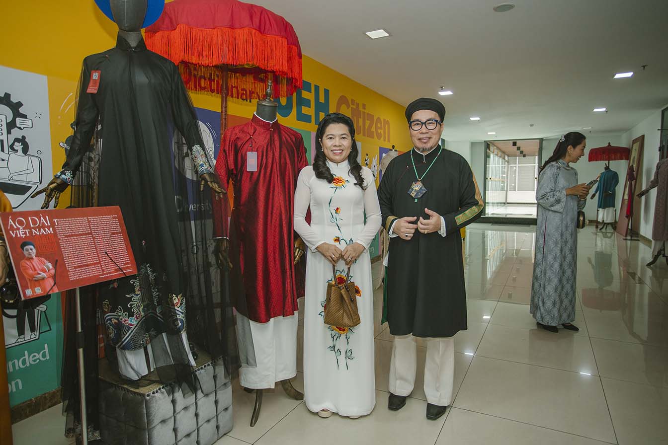 Nghe-nhan-Ao-Dai-Nam-Tuyen-quang-ba-ao-dai-ngu-than-trong-su-kien-Ky-niem-1-nam-thanh-lap-Cau-lac-bo-Di-san-Ao-dai-Viet-Nam-TP.HCM-2