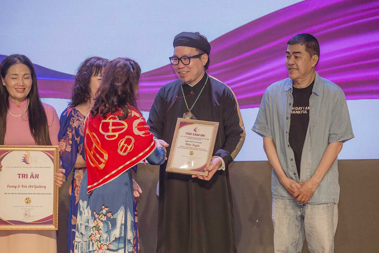 Nghe-nhan-Ao-Dai-Nam-Tuyen-quang-ba-ao-dai-ngu-than-trong-su-kien-Ky-niem-1-nam-thanh-lap-Cau-lac-bo-Di-san-Ao-dai-Viet-Nam-TP.HCM-4