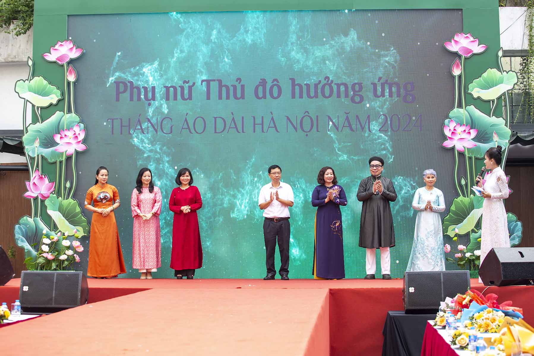 Nghe-nhan-Nam-Tuyen-trao-tang-hien-vat-2-ao-dai-ngu-than-cho-Bao-tang-Phu-nu-Viet-Nam-4