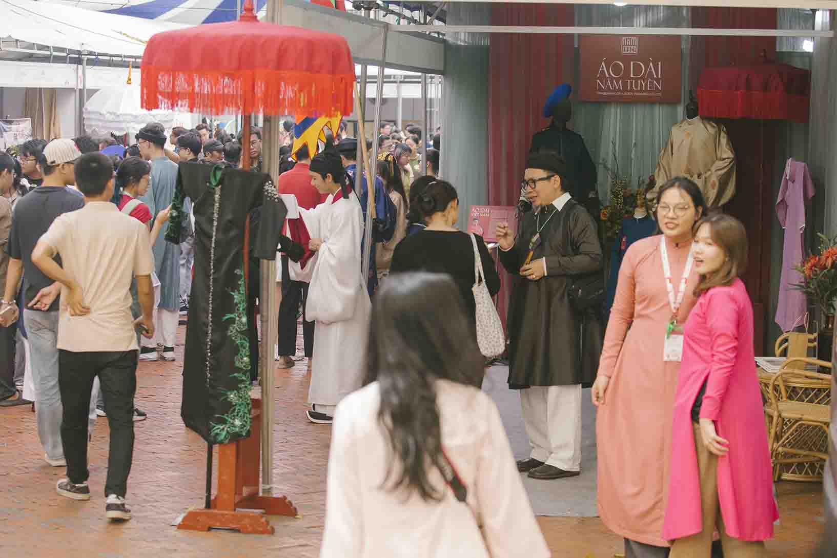 ao-dai-nam-tuyen-dong-hanh-cung-le-hoi-thanh-nien-toc-xanh-vat-ao-2025-10