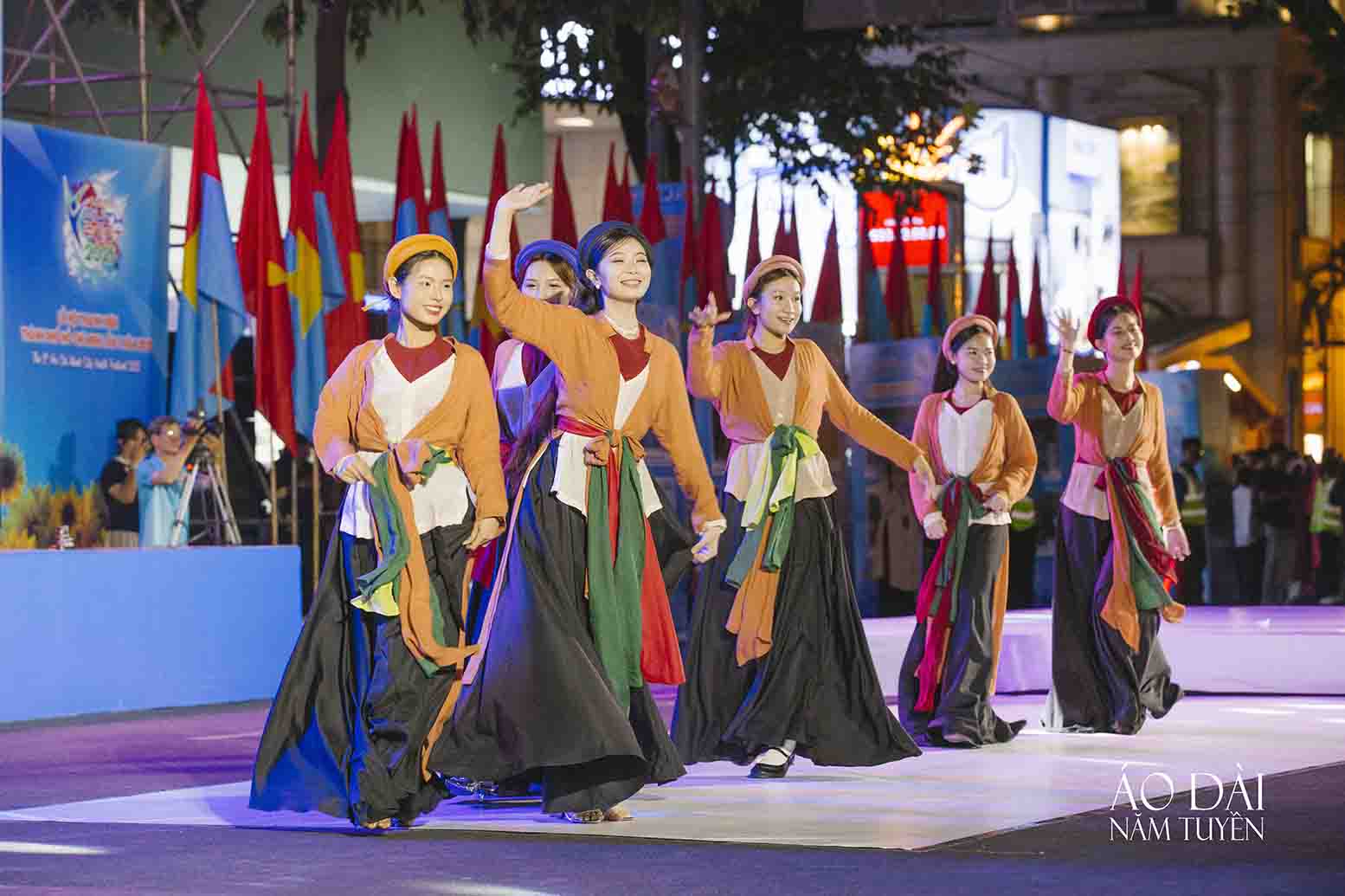 ao-dai-nam-tuyen-dong-hanh-cung-le-hoi-thanh-nien-toc-xanh-vat-ao-2025-6