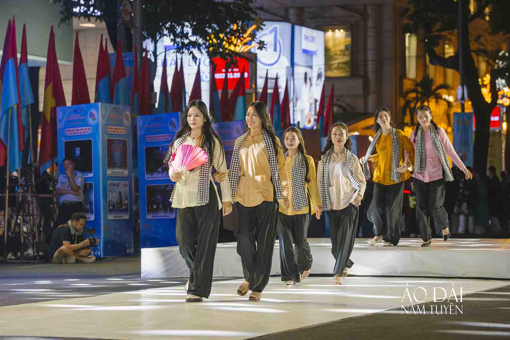 ao-dai-nam-tuyen-dong-hanh-cung-le-hoi-thanh-nien-toc-xanh-vat-ao-2025-7