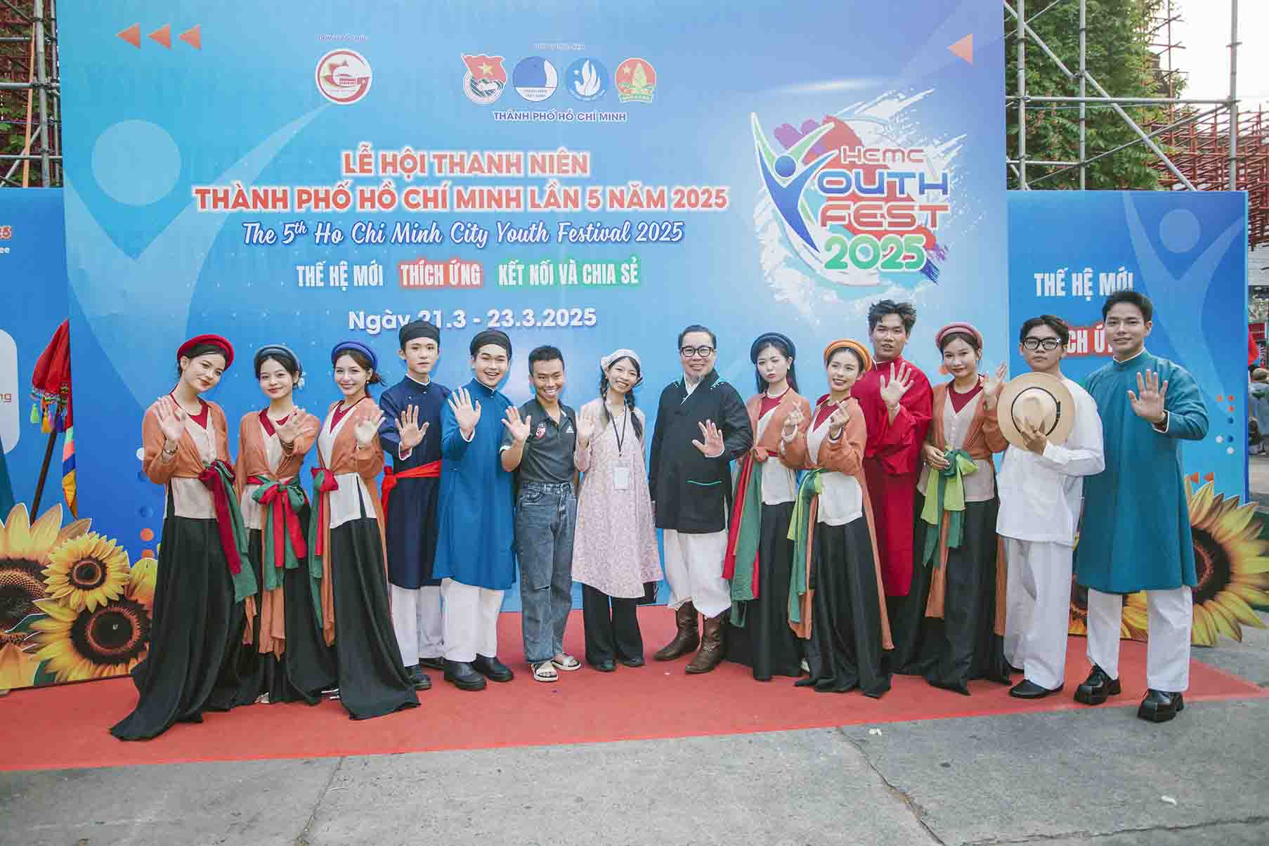 ao-dai-nam-tuyen-dong-hanh-cung-le-hoi-thanh-nien-toc-xanh-vat-ao-2025